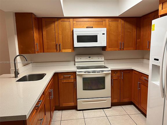 5th image of 7407 NW 76th Ct Unit 7409