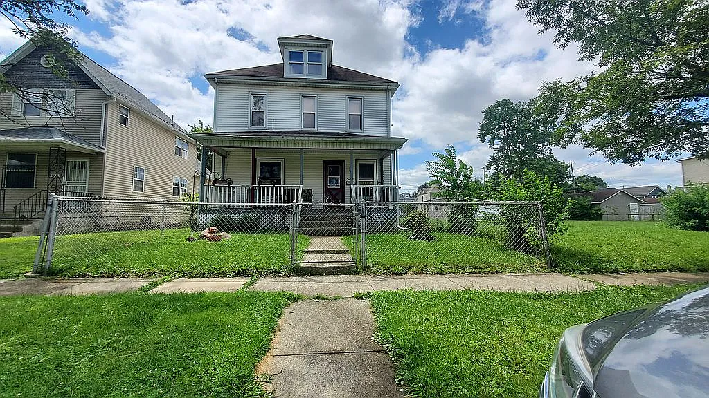 549 E Gates St photo 1
