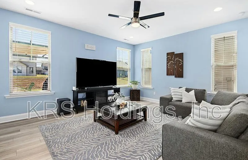 3 bed, 2.5 bath, 2090 sqft, $1,975 — Photo 4