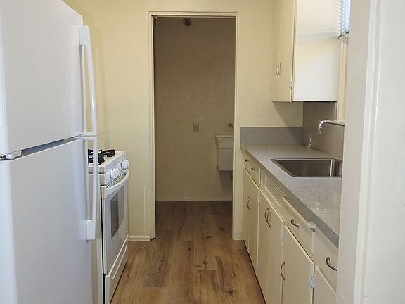 4th image of 4942-52 Santa Cruz Ave #4952