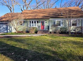 38 Bretton Woods Dr, Cranston, RI 02920