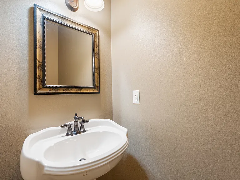 1300 Edge Valley Dr N — Photo 25