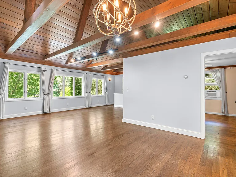 215 Manor Rd — Photo 6
