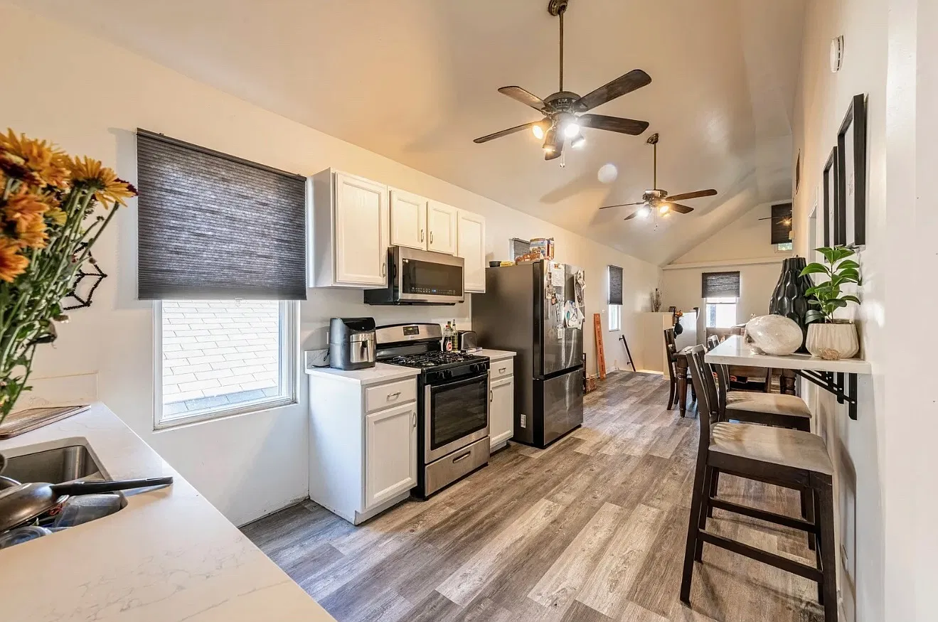 2 bed, 1200 sqft, $1,300 — Photo 2
