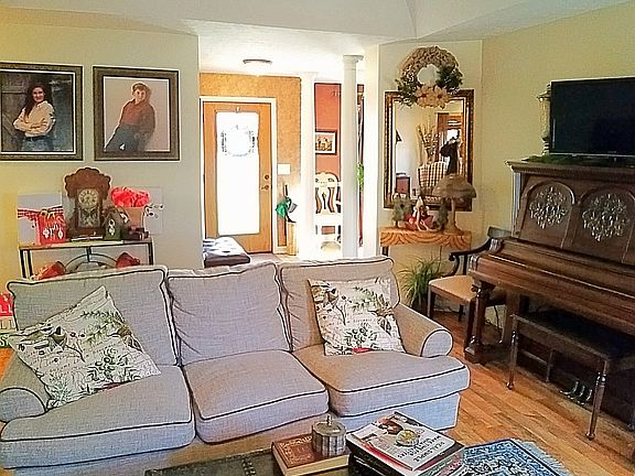 3rd image of 102 Terry Ln
