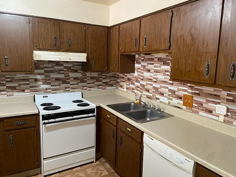 7506 Pennsylvania Ln NE #B — Photo 3