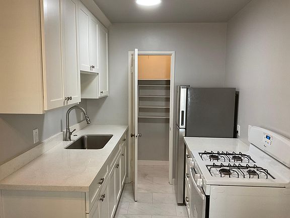 4th image of 1415 26th St APT 3