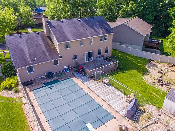 3rd image of 2735 N Woodhaven Dr