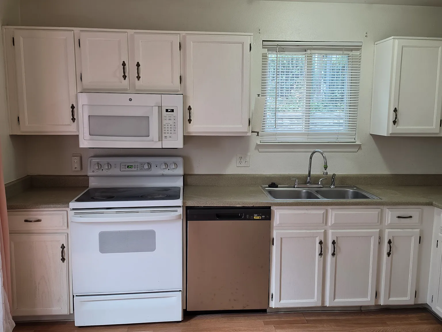 3 bed, 2.5 bath, 1400 sqft, $2,200 — Photo 2