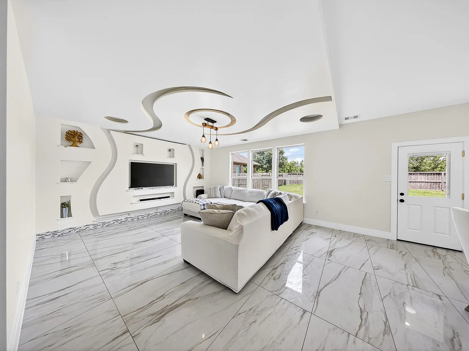 4 bed, 3.0 bath, 2466 sqft, $2,500 — Photo 3