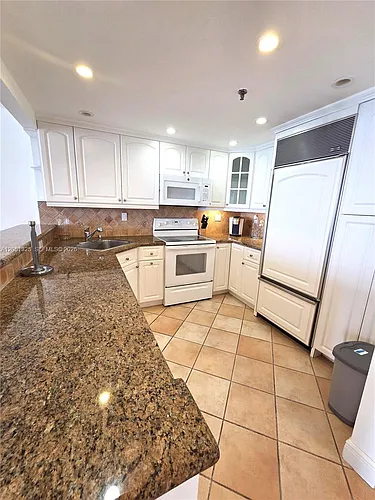 2625 Collins Ave Photo 1