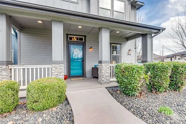 916 E Winding Creek Dr — Photo 2