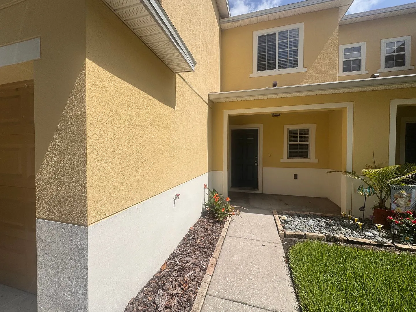 3-Bedroom, 2.5 Bath townhome for Rent in Tampa, FL| Garage Parking | Community Pool! — Photo 2