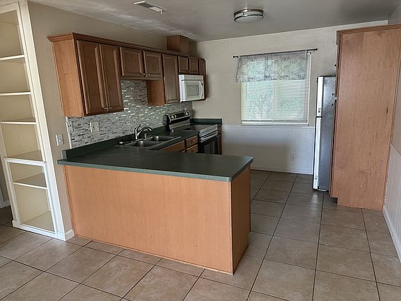 2nd image of 1144 W 2nd St APT 2