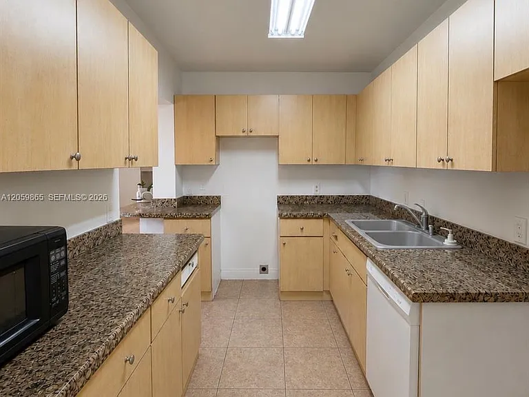 5202 NE 14th Ter — Photo 5
