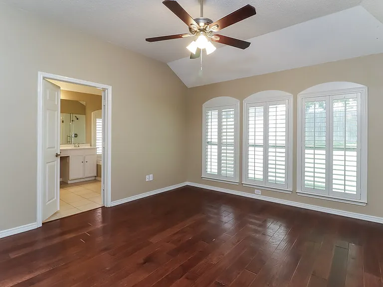 1933 Perry Dr — Photo 9
