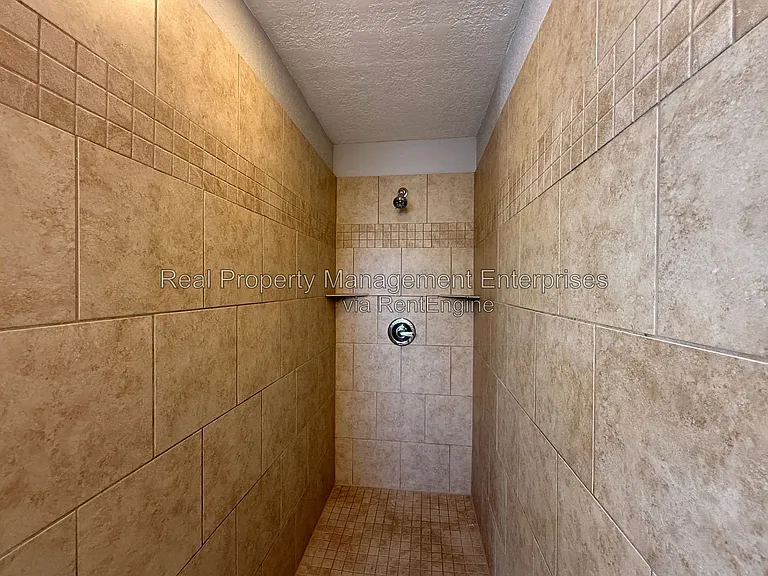 1071 Castlebury Mansion — Photo 11
