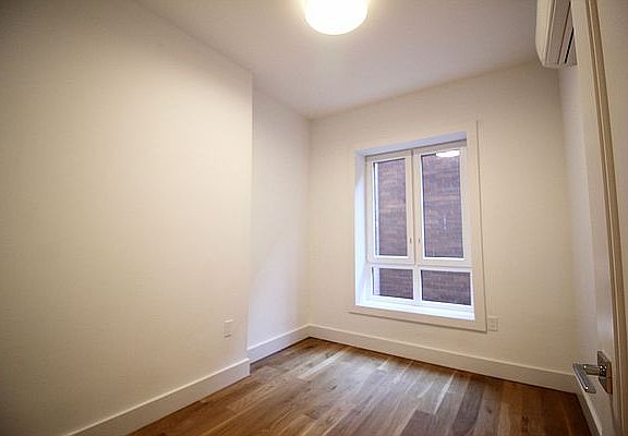 4th image of 223 E 96th St #D1
