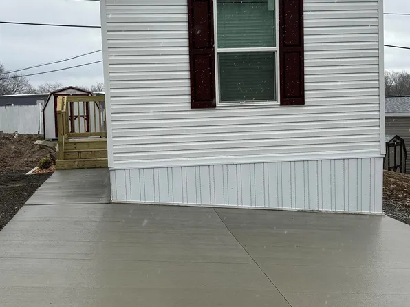 400 Center Manor Dr Lot D16, Monaca, PA 15061