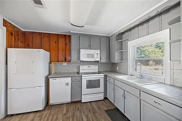 112 N Scanlan St — Photo 7