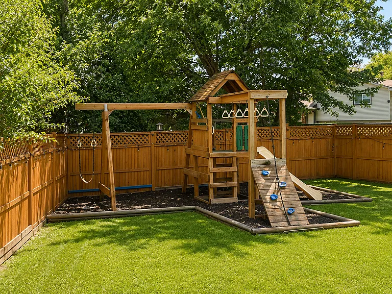 405 Morton St — Photo 13