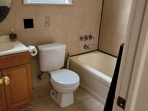 5th image of 5710 73rd St Floor 1