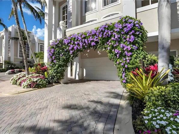 7071 Pelican Bay BLVD #V8, NAPLES, FL 34108