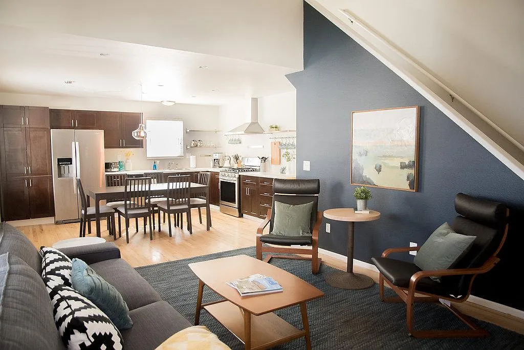 3 bed, 2016 sqft, $3,200 — Photo 1