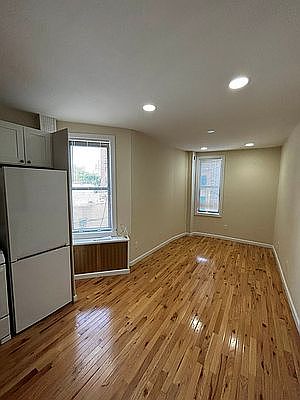 2nd image of 608 E 9th St #23