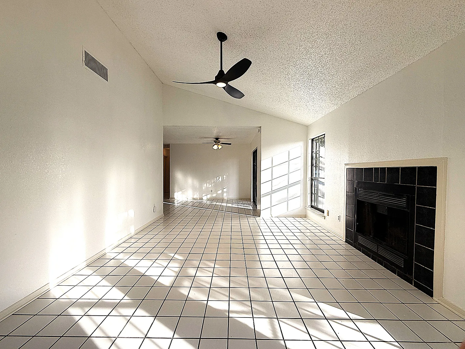 3 bed, 1205 sqft, $1,295 — Photo 2