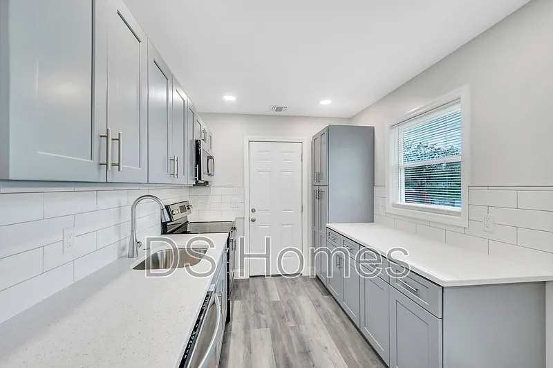 3 bed, 1.0 bath, 1000 sqft, $3,250 — Photo 3