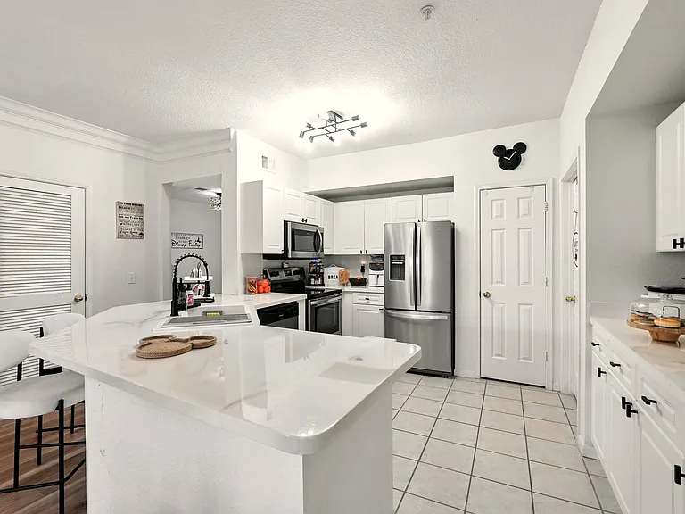 14-web-or-mls-211 Longview Ave 306_14_10212025