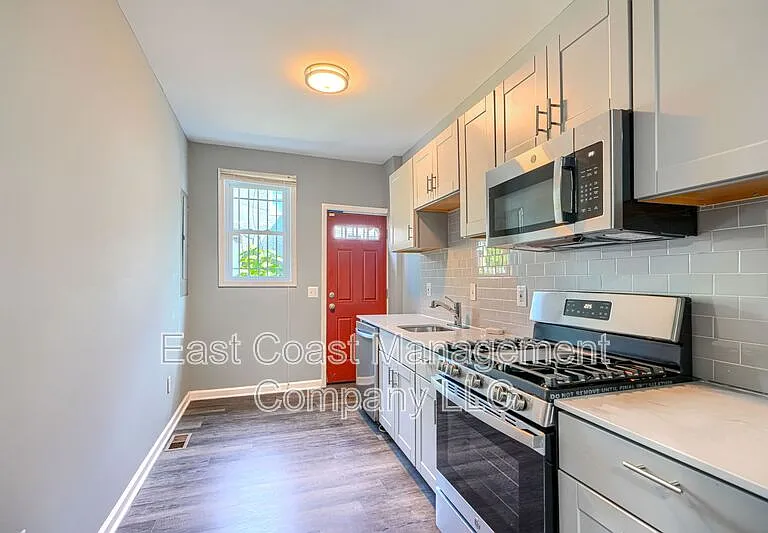 2408 Llewelyn Ave — Photo 8