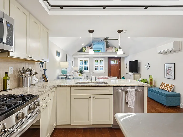 25 Surf Ave #1C — Photo 16
