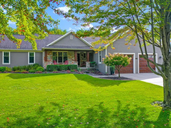 1000 Crown Pointe Cir, Suamico, WI 54173