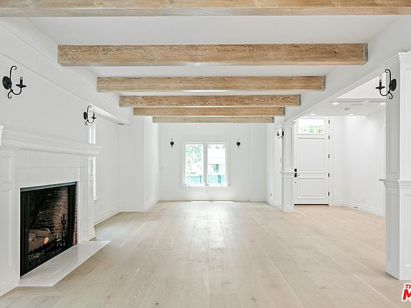 5th image of 424 N Bowling Green Way