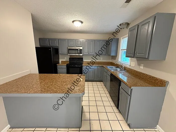 1619 Teddington Dr — Photo 4