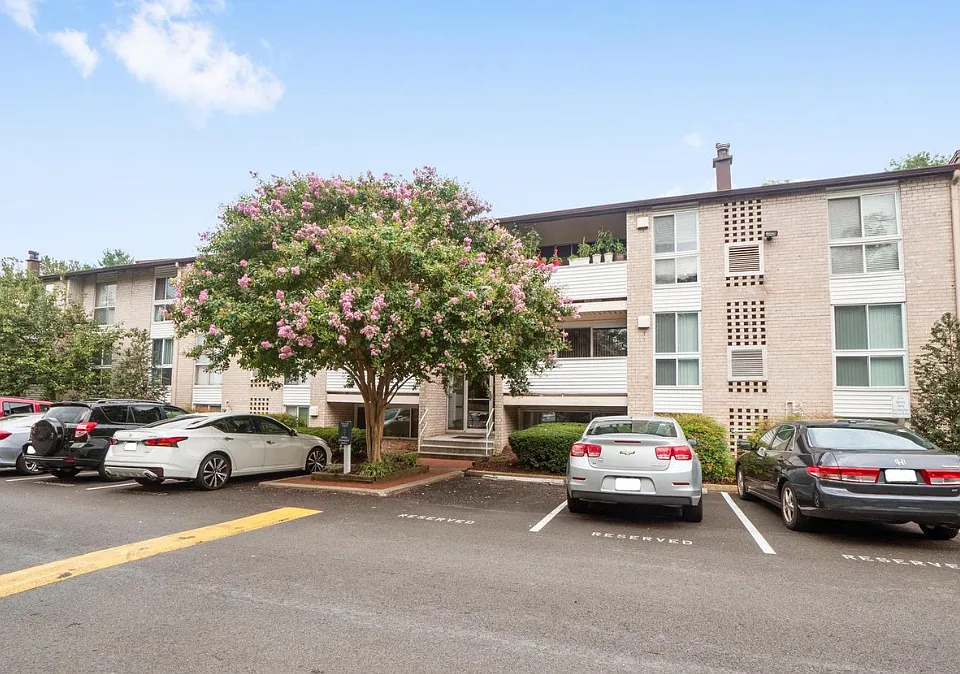 5604 Bloomfield Dr #101