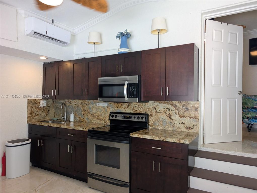 3221 NE 7th St #2, photo 5