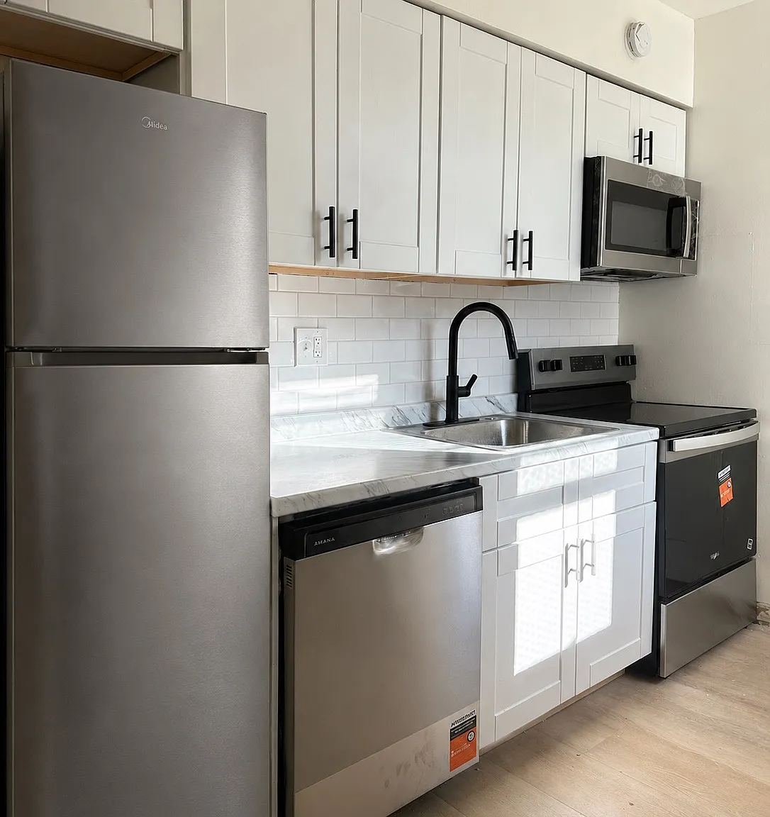 3 bed, 1000 sqft, $1,850 — Photo 2