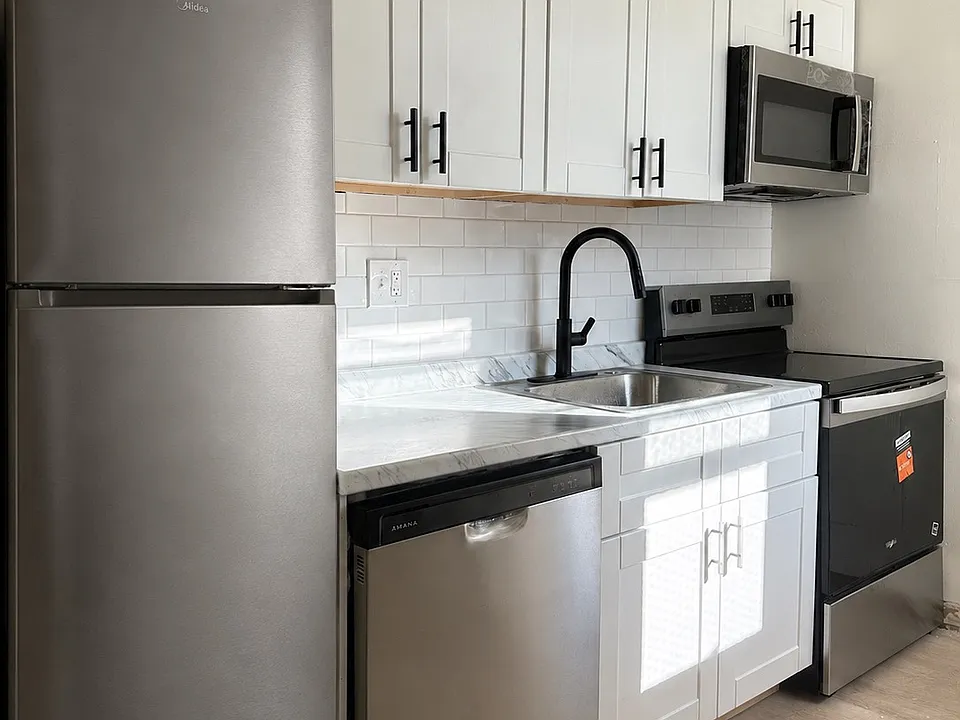 300 Amber St #3