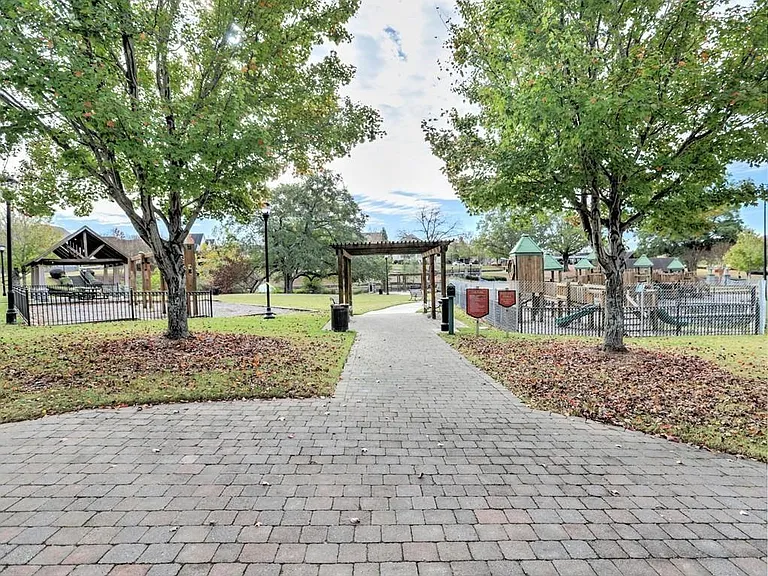 975 Odessa Dr NW — Photo 45