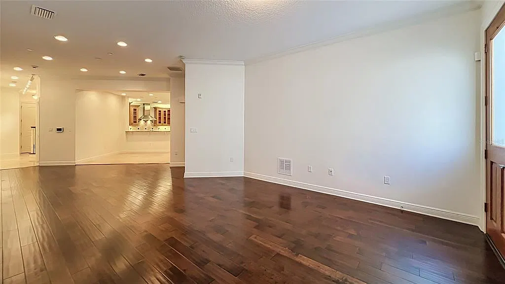 3 bed, 3.5 bath, 2860 sqft, $5,700 — Photo 3