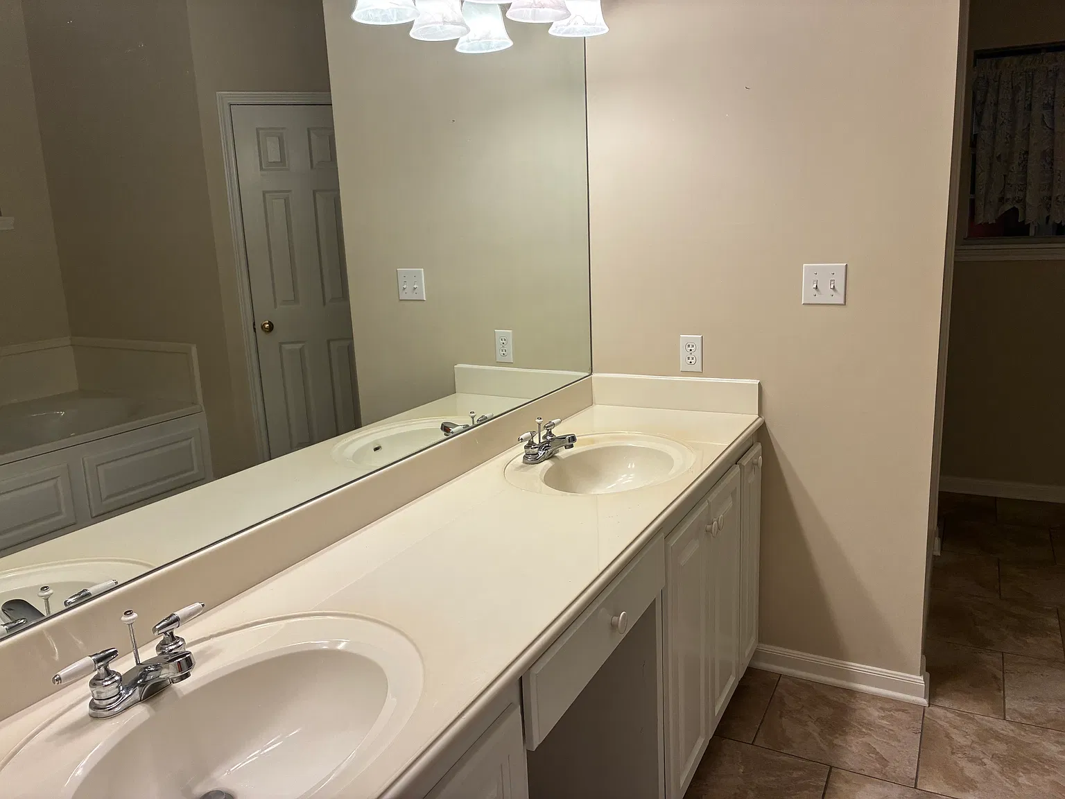 3 bed, 1400 sqft, $2,000 — Photo 4