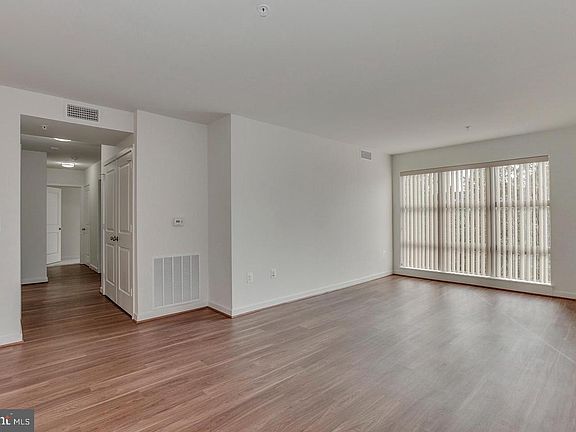 2nd image of 905 N Jackson St APT 404