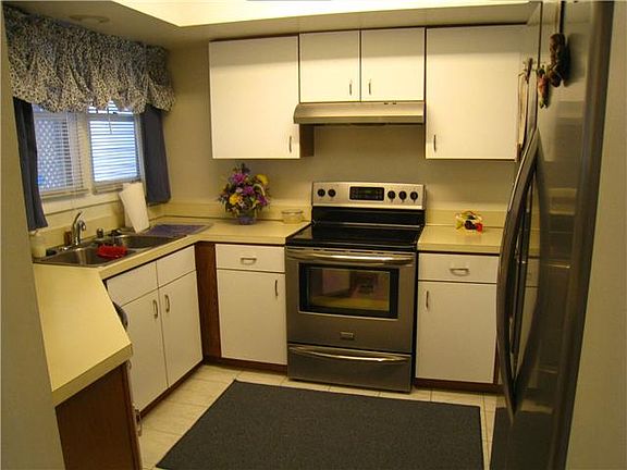 Bright and efficient kitchen with all appliances