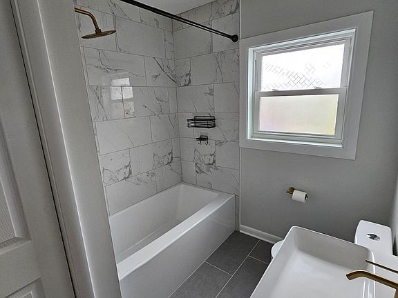 4th image of 1039 Park Dr