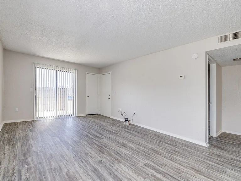 Hickory Grove Apartments — Photo 29
