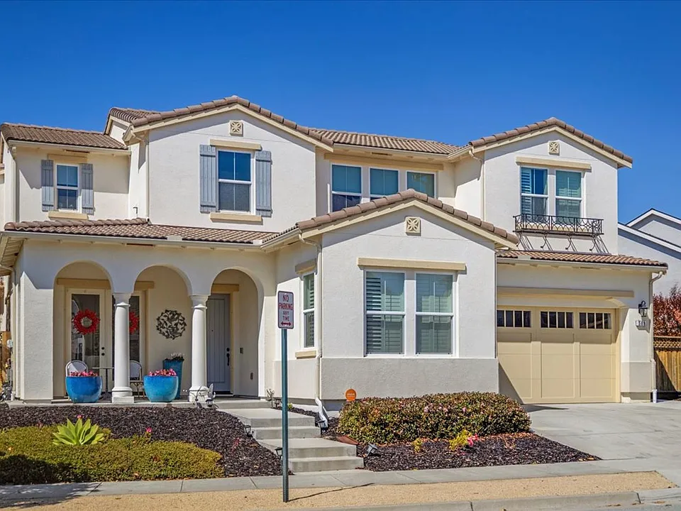 589 Bluffs Dr