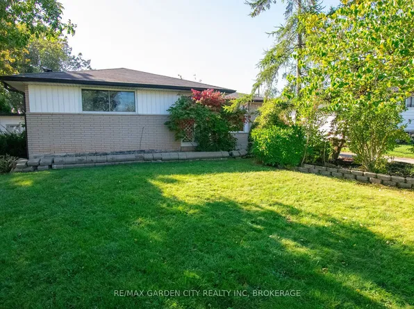 15 Karen Cres, Grimsby, ON L3M 2E3